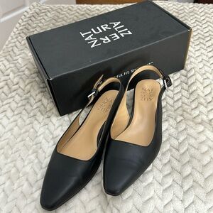 Naturalizer black women’s closed toe shoe. Size 61/2.